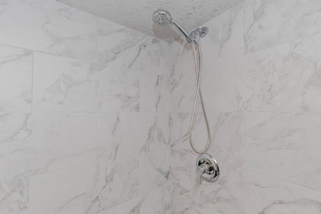 Luxury Basement Apartment In โอ๊ควิลล์ ภายนอก รูปภาพ