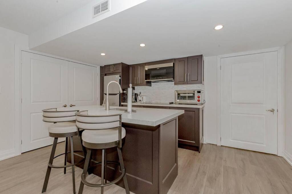 Luxury Basement Apartment In โอ๊ควิลล์ ภายนอก รูปภาพ