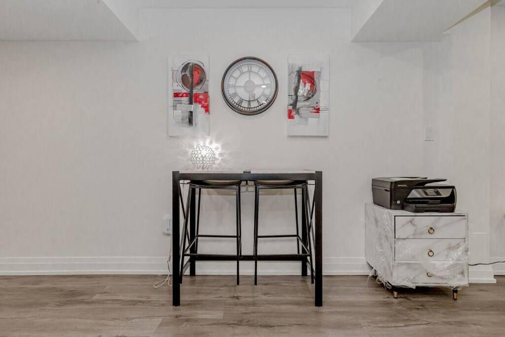 Luxury Basement Apartment In โอ๊ควิลล์ ภายนอก รูปภาพ
