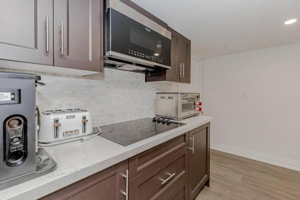 Luxury Basement Apartment In โอ๊ควิลล์ ภายนอก รูปภาพ