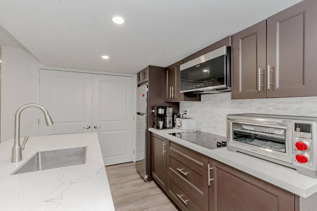 Luxury Basement Apartment In โอ๊ควิลล์ ภายนอก รูปภาพ