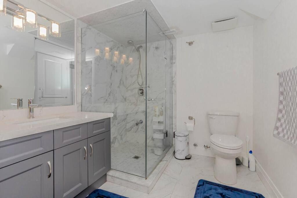 Luxury Basement Apartment In โอ๊ควิลล์ ภายนอก รูปภาพ