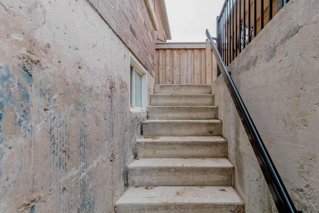 Luxury Basement Apartment In โอ๊ควิลล์ ภายนอก รูปภาพ