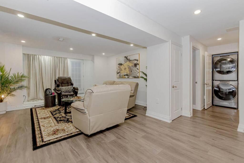 Luxury Basement Apartment In โอ๊ควิลล์ ภายนอก รูปภาพ