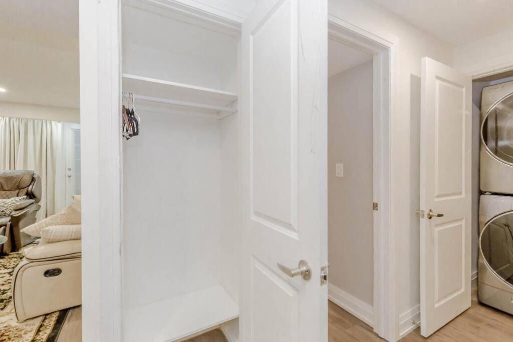 Luxury Basement Apartment In โอ๊ควิลล์ ภายนอก รูปภาพ