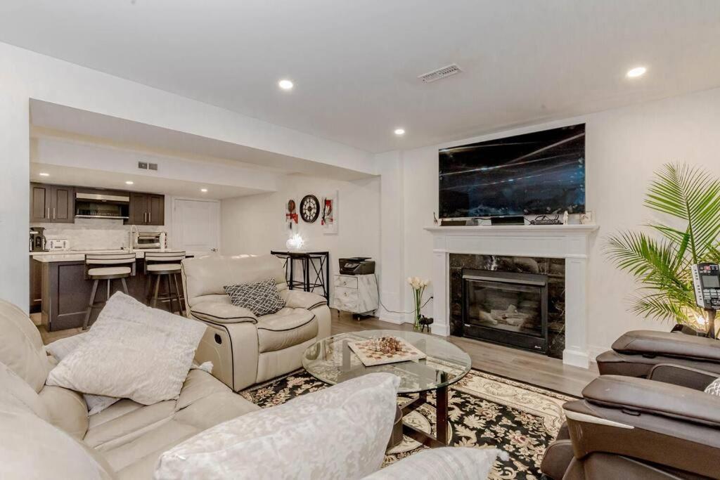 Luxury Basement Apartment In โอ๊ควิลล์ ภายนอก รูปภาพ