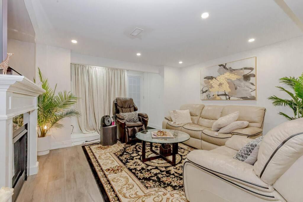 Luxury Basement Apartment In โอ๊ควิลล์ ภายนอก รูปภาพ