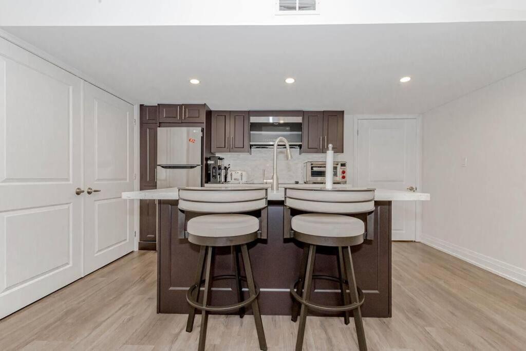 Luxury Basement Apartment In โอ๊ควิลล์ ภายนอก รูปภาพ