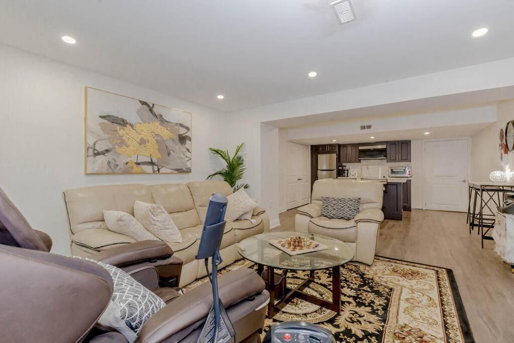 Luxury Basement Apartment In โอ๊ควิลล์ ภายนอก รูปภาพ