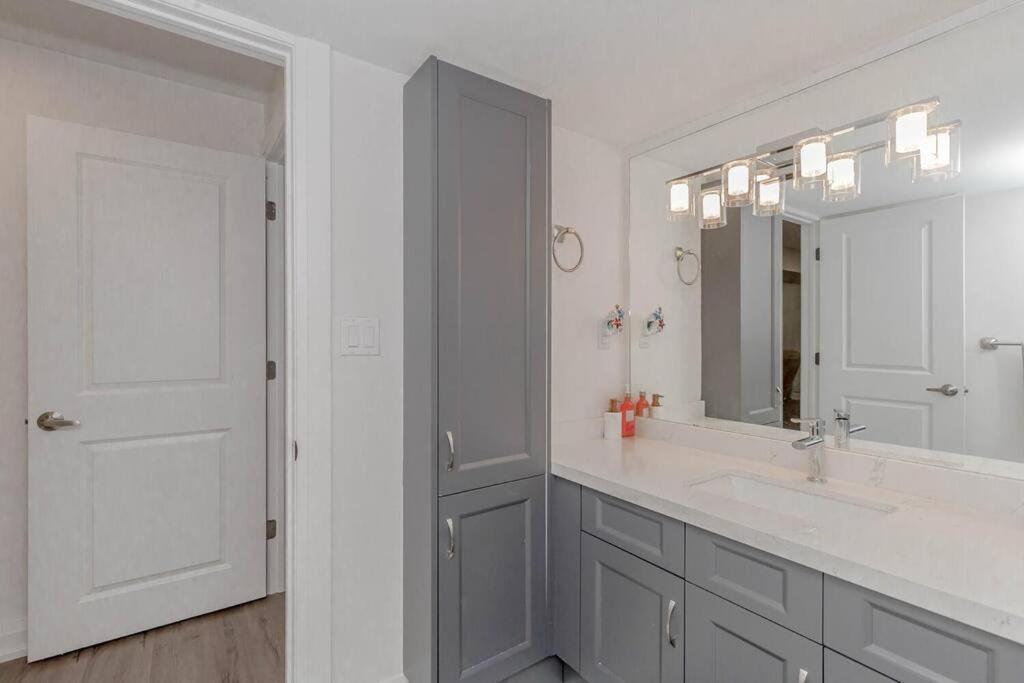 Luxury Basement Apartment In โอ๊ควิลล์ ภายนอก รูปภาพ